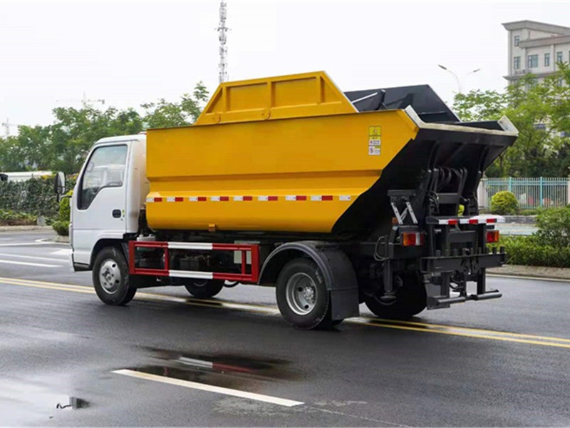 庆铃五十铃自装卸式垃圾车6