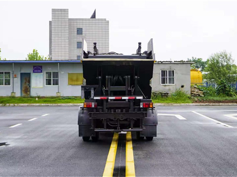 庆铃五十铃自装卸式垃圾车8