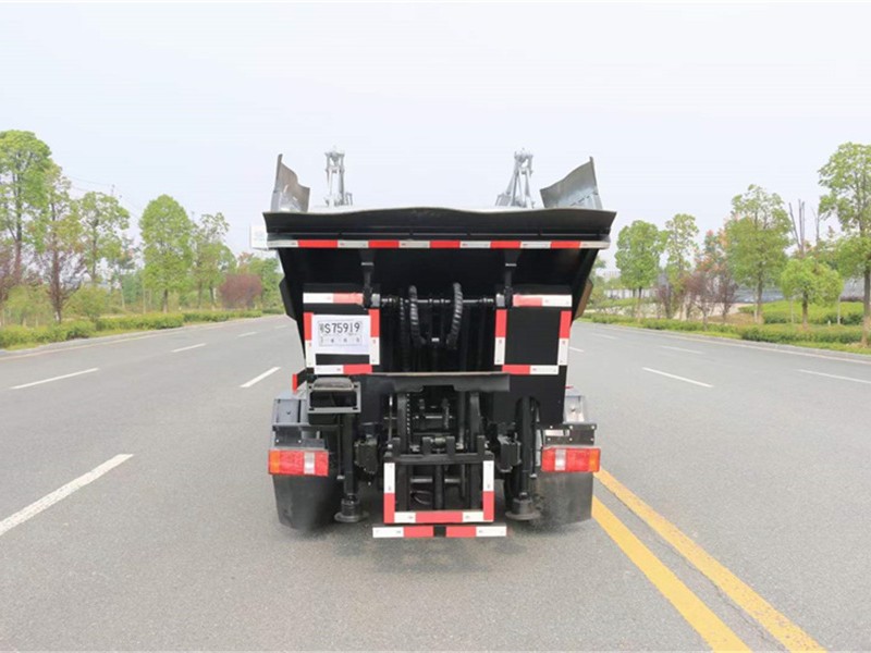 凯马自装卸式垃圾车8