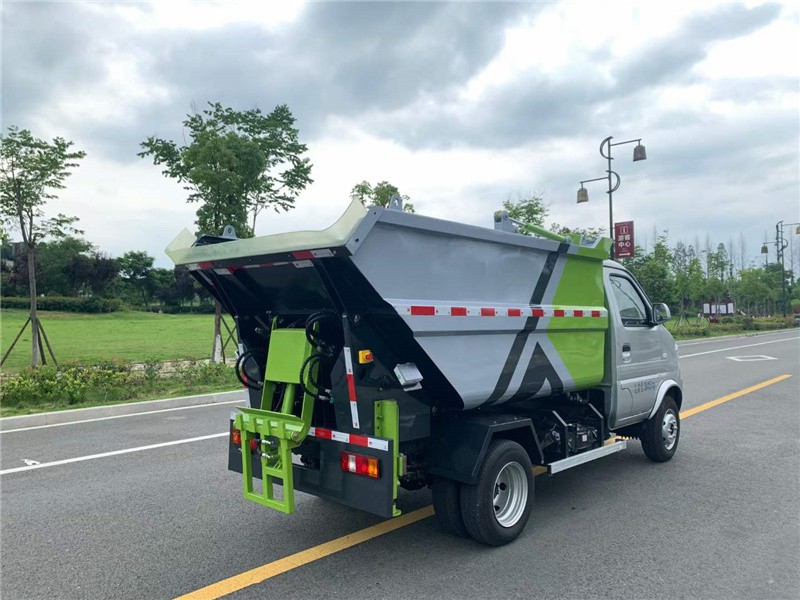 东风小康自装卸式垃圾车6