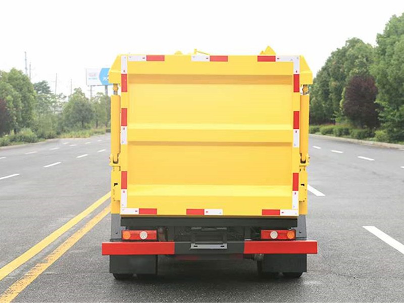 凯马锐航自装卸式垃圾车8