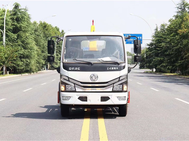 东风多利卡勾臂垃圾车1