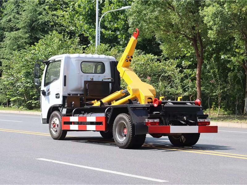 东风多利卡勾臂垃圾车7