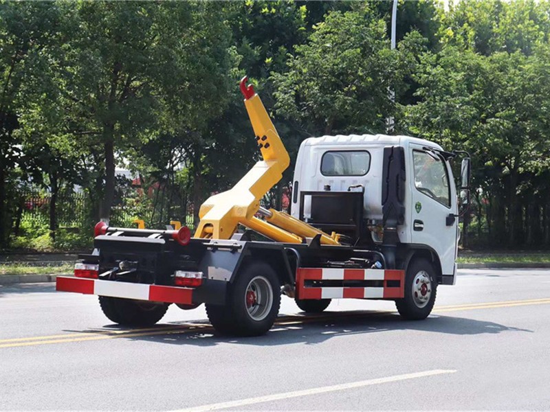 东风多利卡勾臂垃圾车8