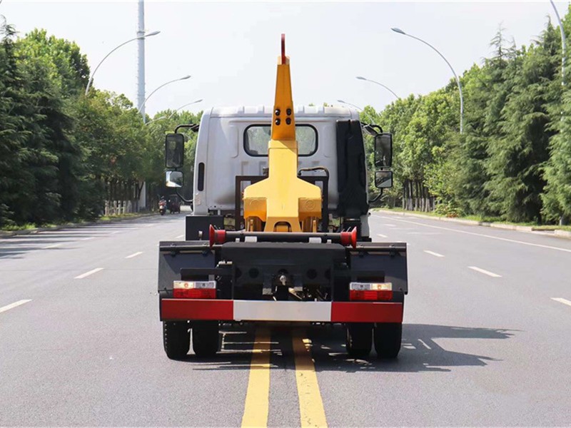 东风多利卡勾臂垃圾车9