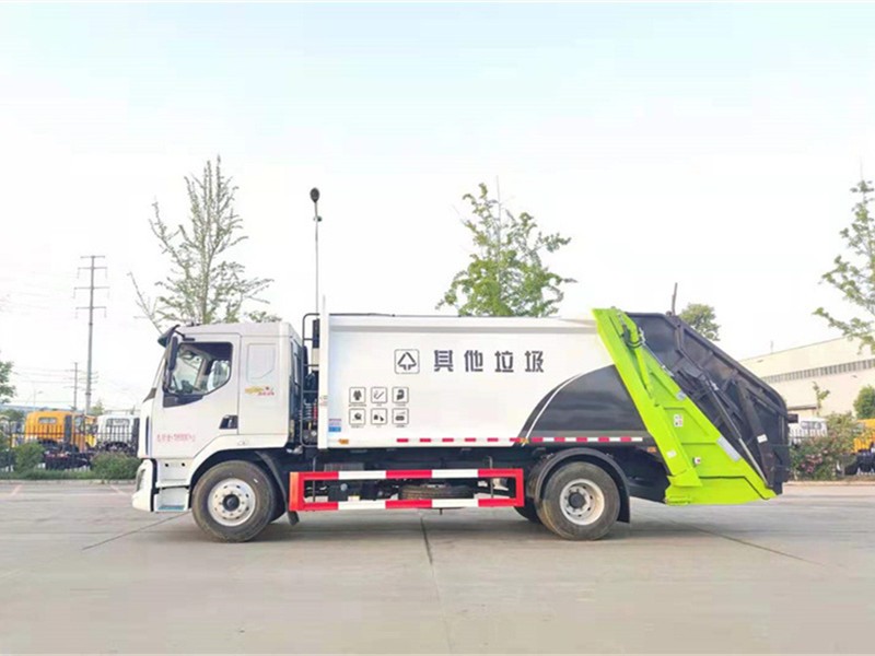 东风柳汽乘龙14方压缩式垃圾车3