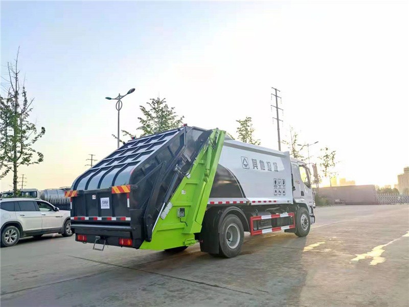 东风柳汽乘龙14方压缩式垃圾车5