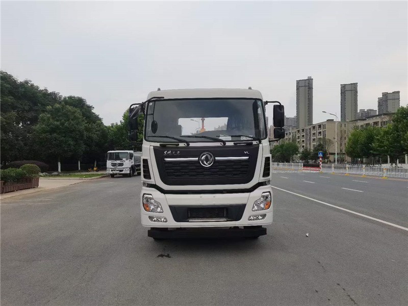 东风天龙勾臂式垃圾车1