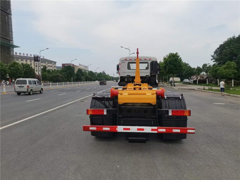 东风天龙勾臂式垃圾车5