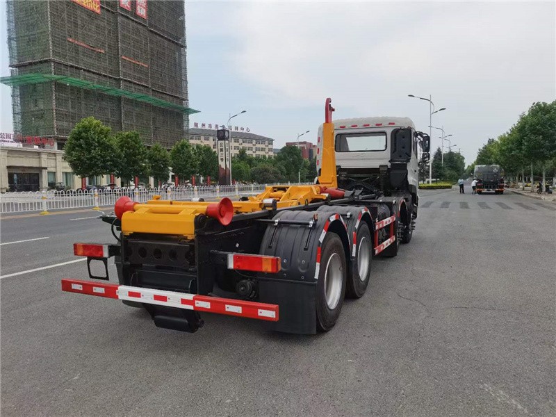 东风天龙勾臂式垃圾车4