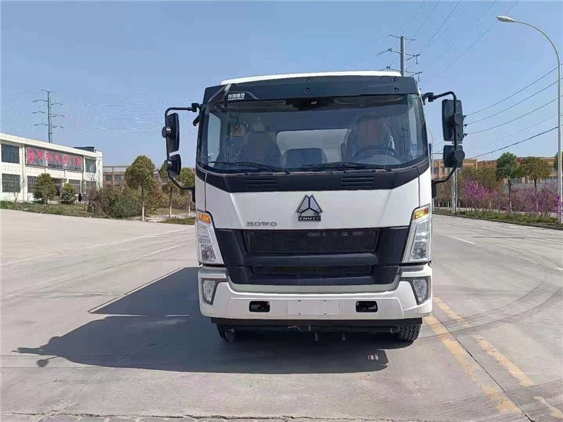 重汽豪沃抑尘车1