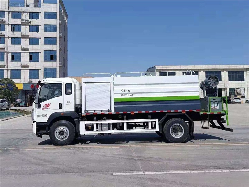 重汽豪沃抑尘车5