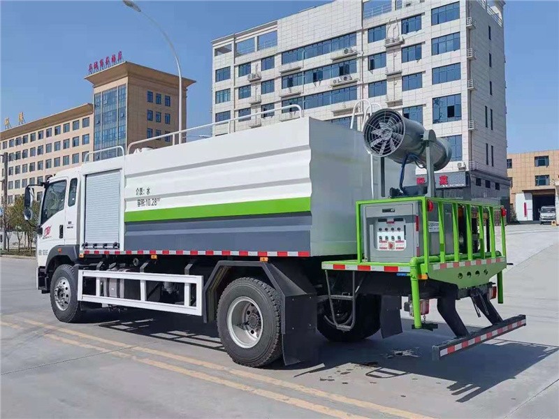 重汽豪沃抑尘车7