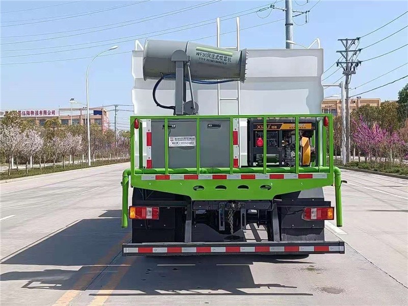 重汽豪沃抑尘车8