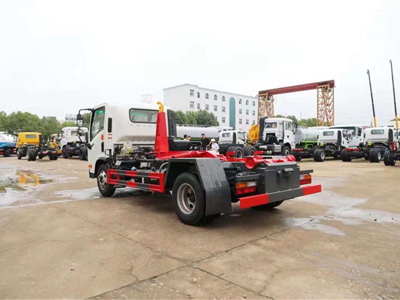大运勾臂式垃圾车4