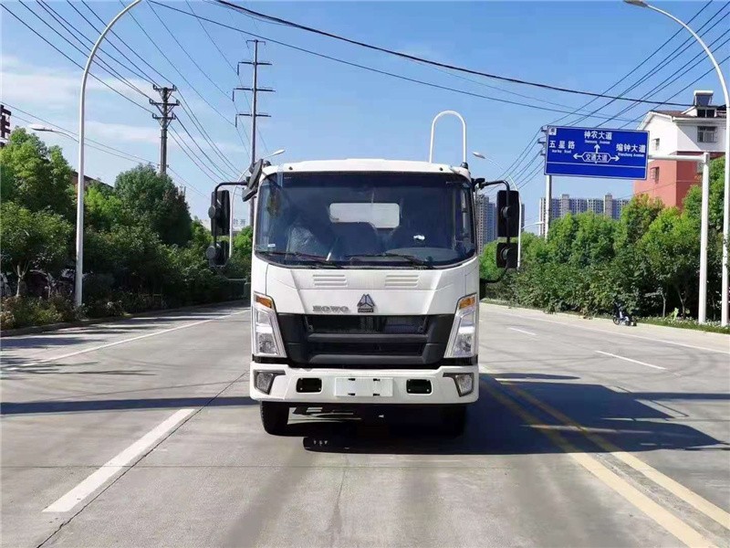 重汽豪沃抑尘车1