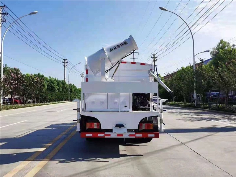 重汽豪沃抑尘车8