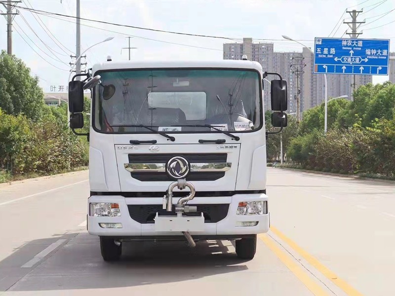 东风多利卡12方洒水车1