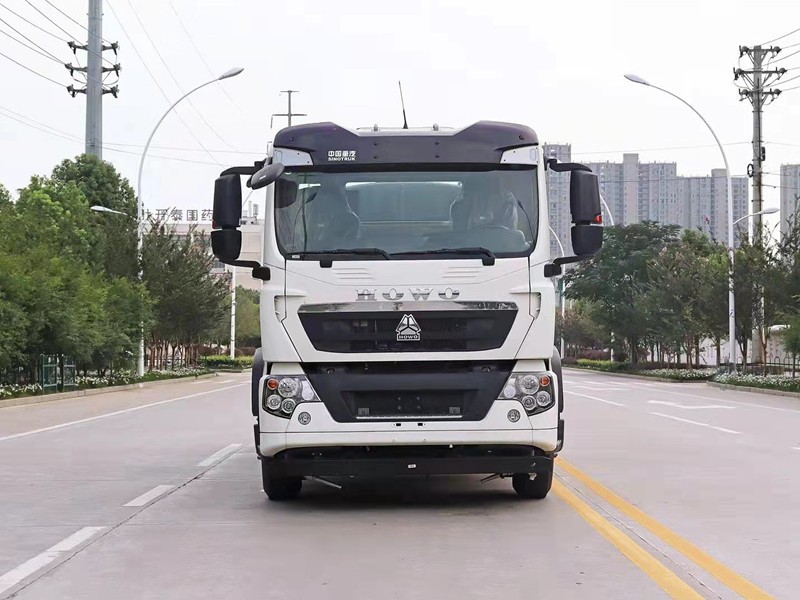 重汽豪沃19方洒水车1