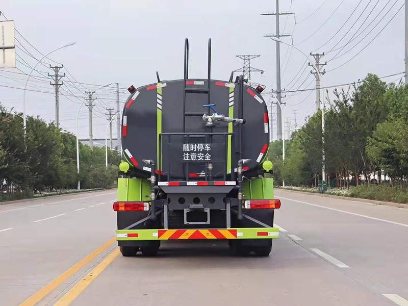 重汽豪沃19方洒水车8