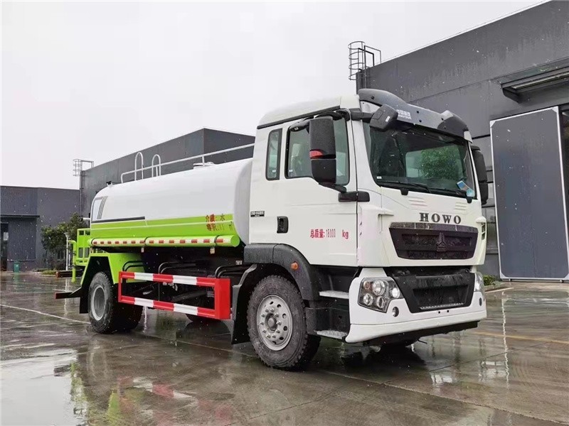 重汽豪沃12方洒水车2