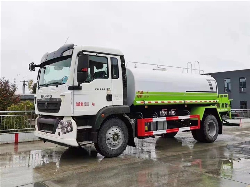 重汽豪沃12方洒水车3