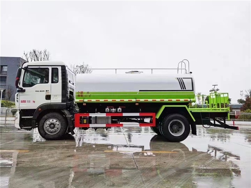 重汽豪沃12方洒水车4