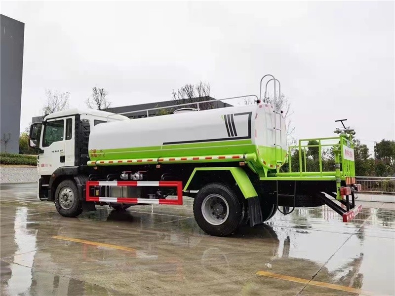 重汽豪沃12方洒水车5