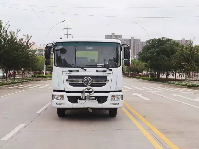东风多利卡10方洒水车1