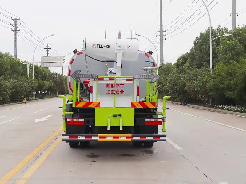 东风多利卡10方洒水车9