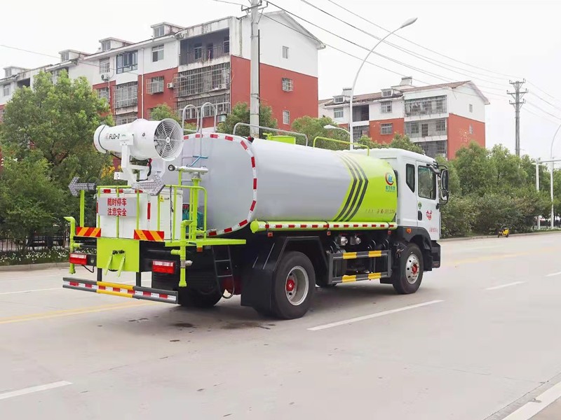 东风多利卡10方洒水车7