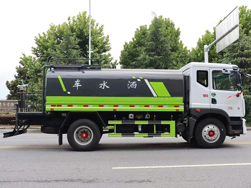 东风多利卡14方洒水车5