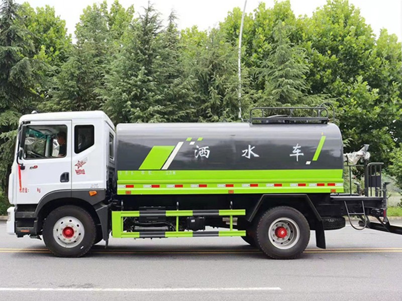 东风多利卡14方洒水车4