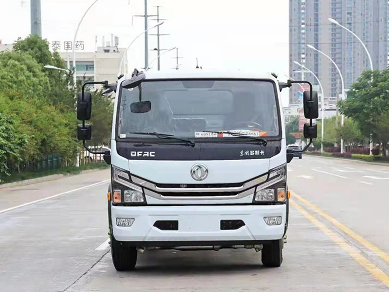 东风多利卡8方洒水车1