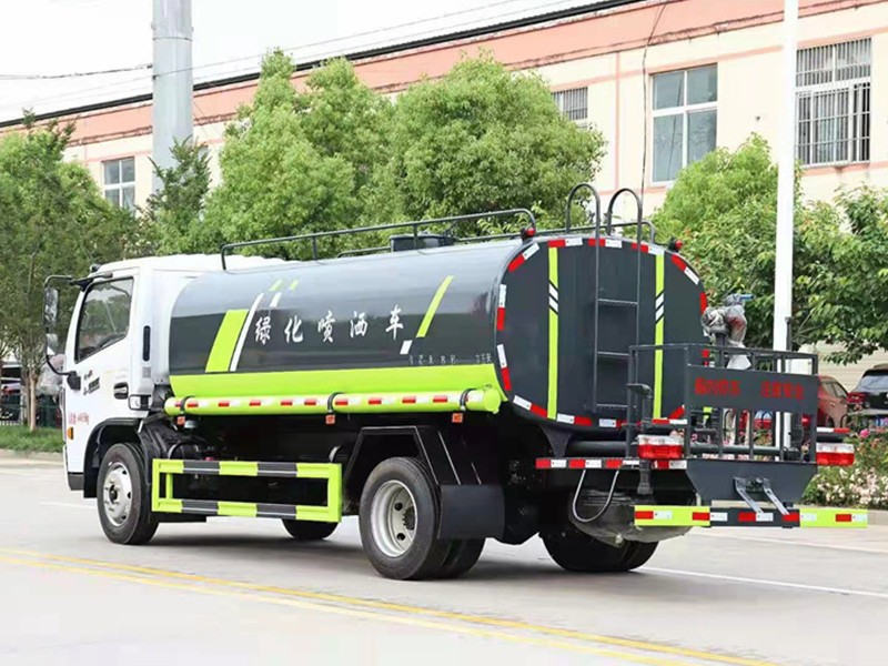 东风多利卡8方洒水车7