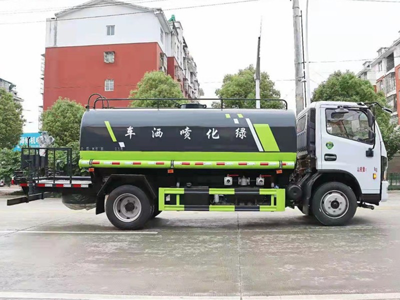 东风多利卡8方洒水车4