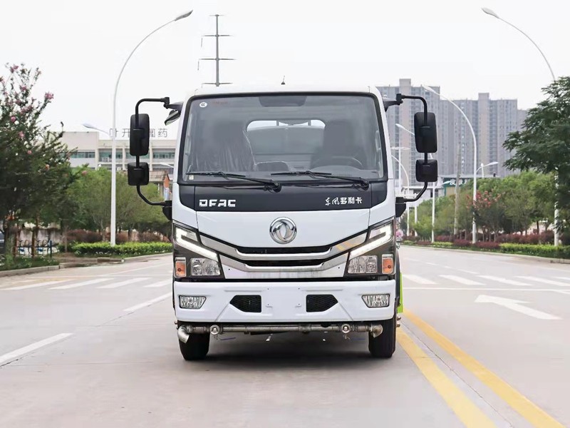 东风多利卡5方洒水车1