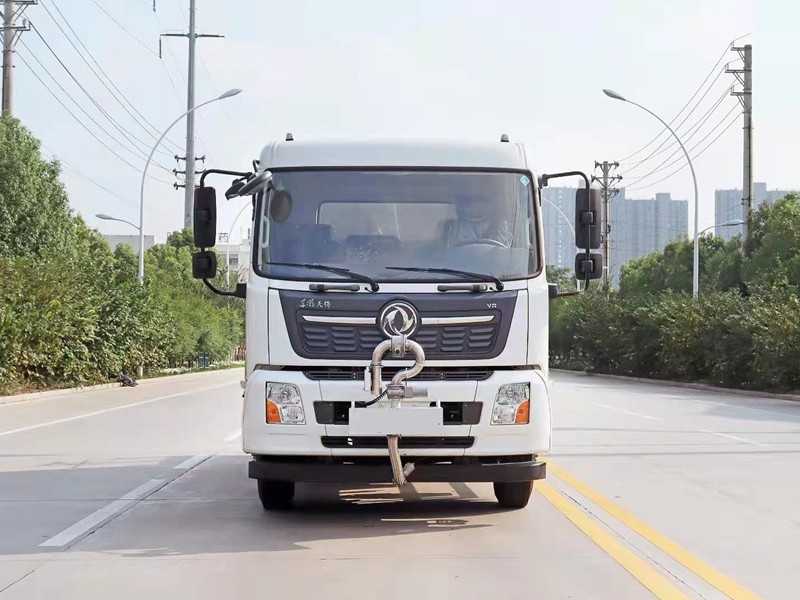 东风天锦12方洒水车1