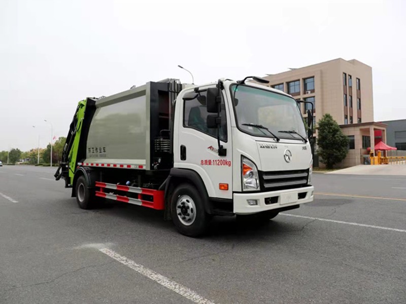 大运8方压缩式垃圾车2