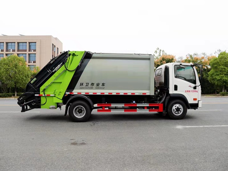 大运8方压缩式垃圾车5