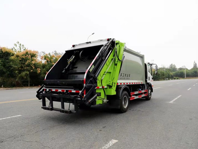 大运8方压缩式垃圾车7