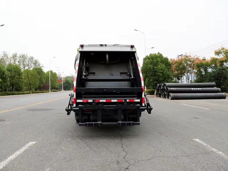 大运8方压缩式垃圾车8