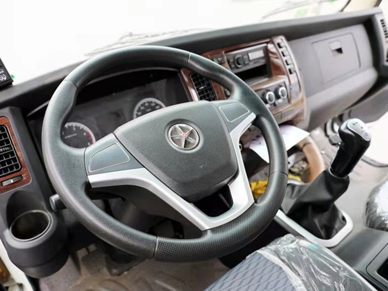 大运8方压缩式垃圾车9