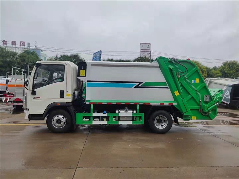 重汽豪沃6方压缩式垃圾车4