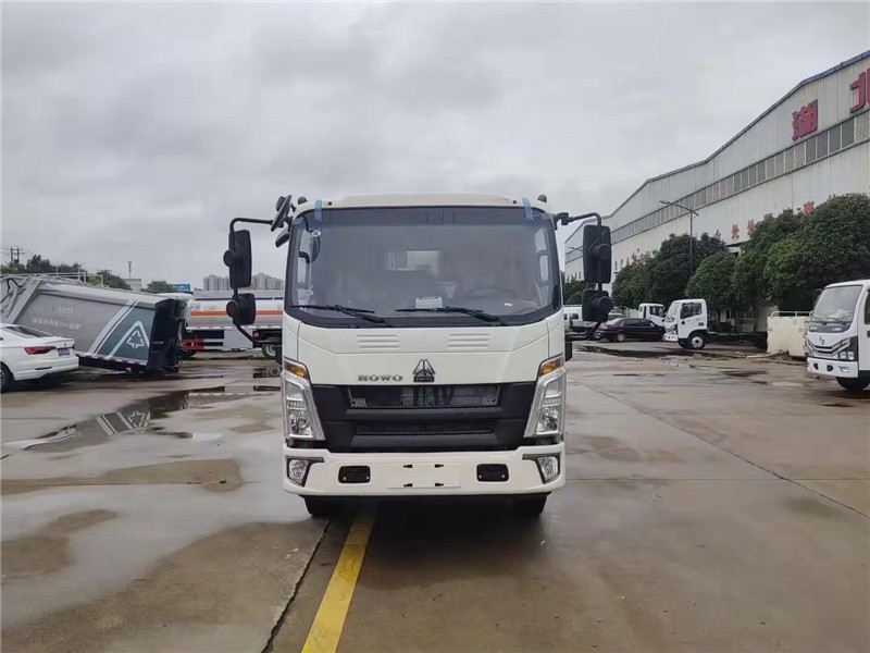 重汽豪沃6方压缩式垃圾车1