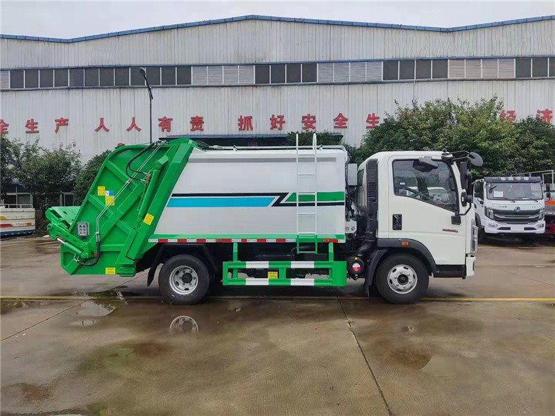 重汽豪沃6方压缩式垃圾车5