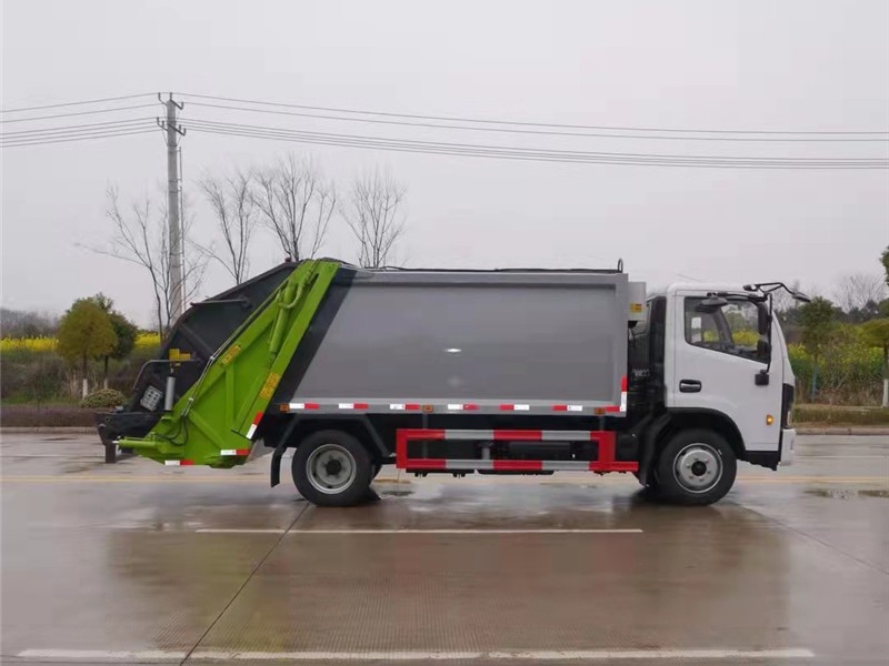 东风多利卡9方压缩式垃圾车3