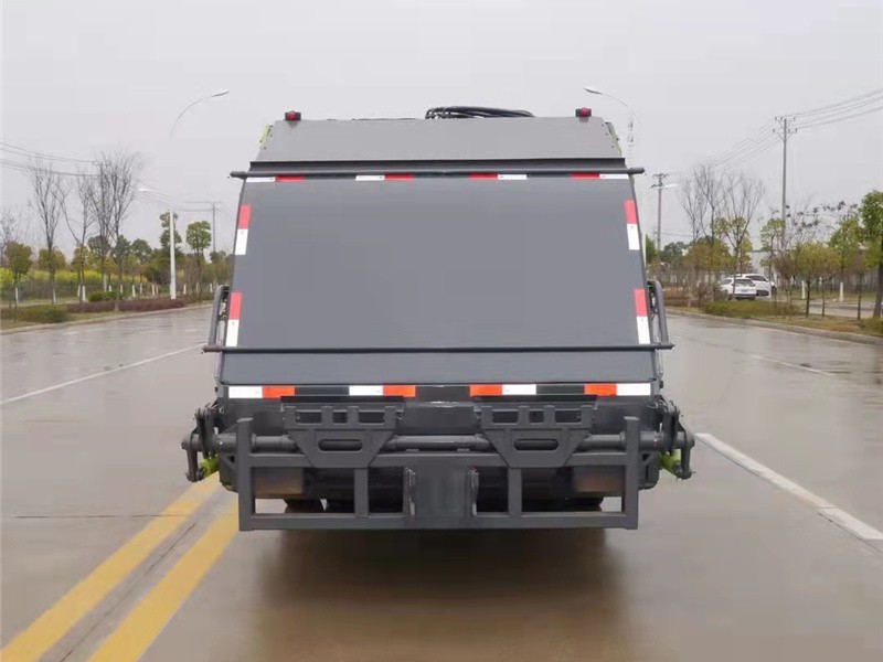 东风多利卡9方压缩式垃圾车7