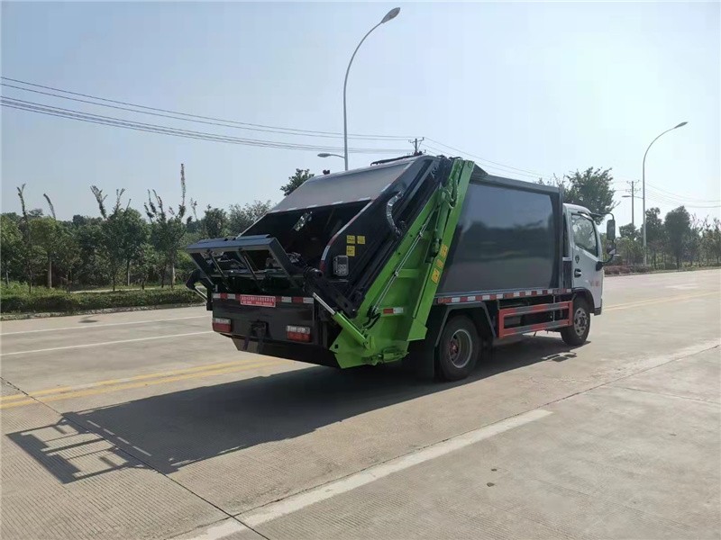 东风多利卡7方压缩式垃圾车6