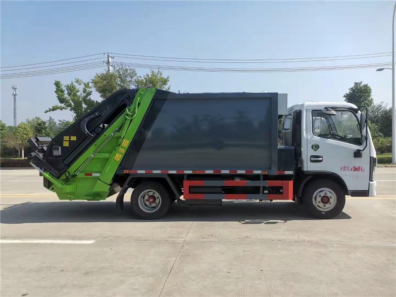 东风多利卡7方压缩式垃圾车8